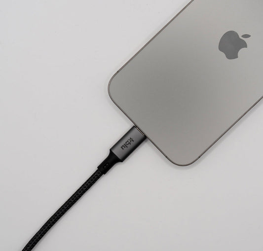 Cablu USB-C KBLU Pro conectat la iPhone