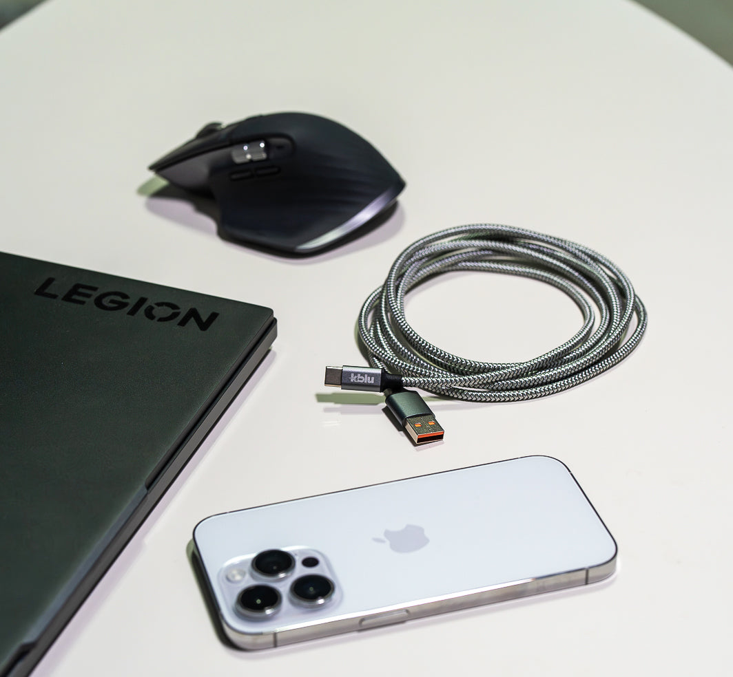 Cablu USB-A KBLU Essential pe birou conectat la laptop