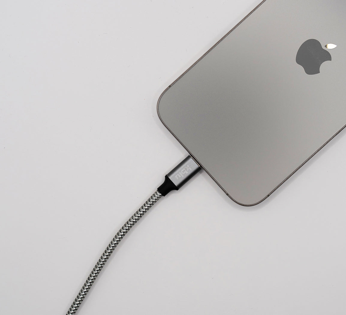 Cablu USB-C KBLU Essential conectat la iPhone 16 Pro Max