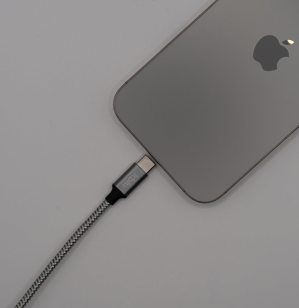 Cablu USB-C KBLU Essential conectat la iphone 16 pro