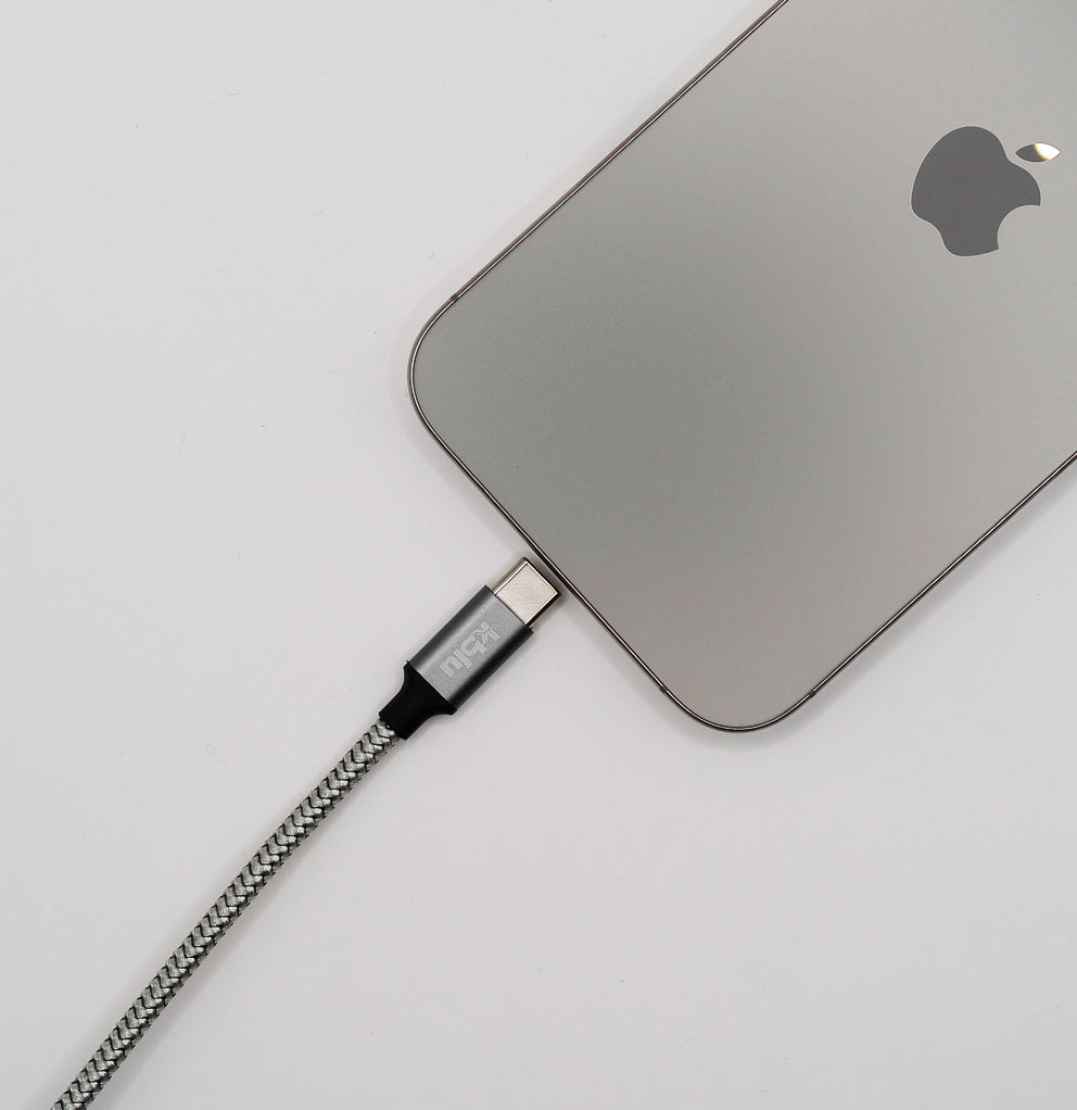 Cablu USB-C KBLU Essential conectat la telefon