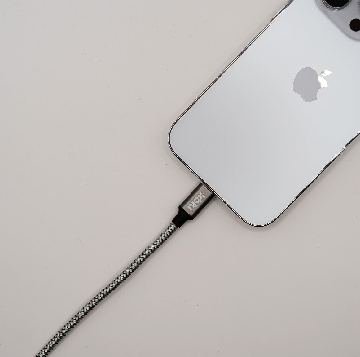 Cablu Lightning KBLU Essential conectat la iPhone