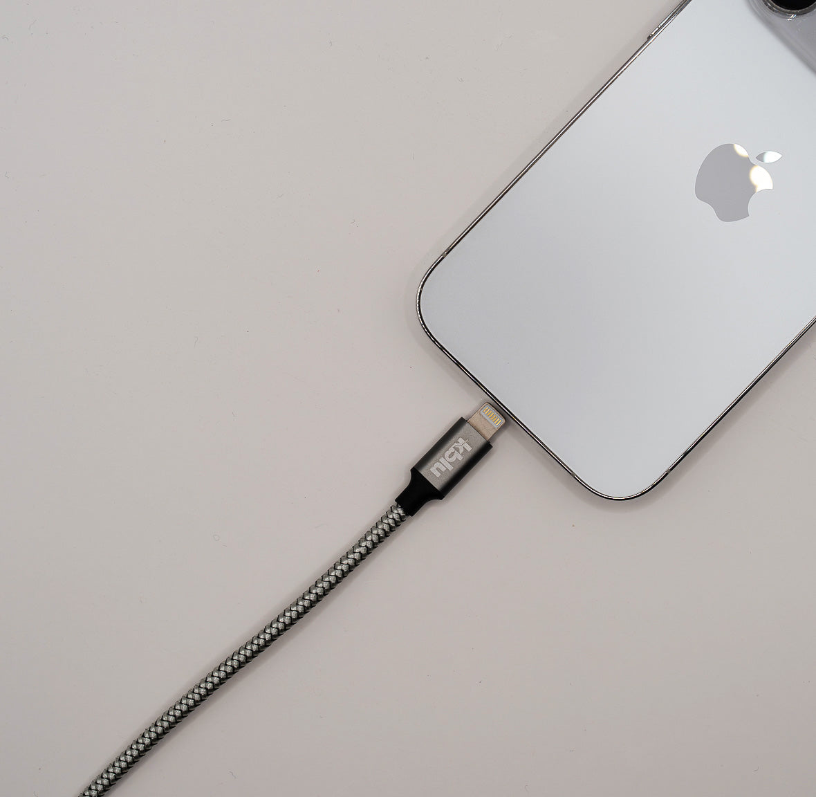 Cablu Lightning KBLU Essential conectat la iPhone