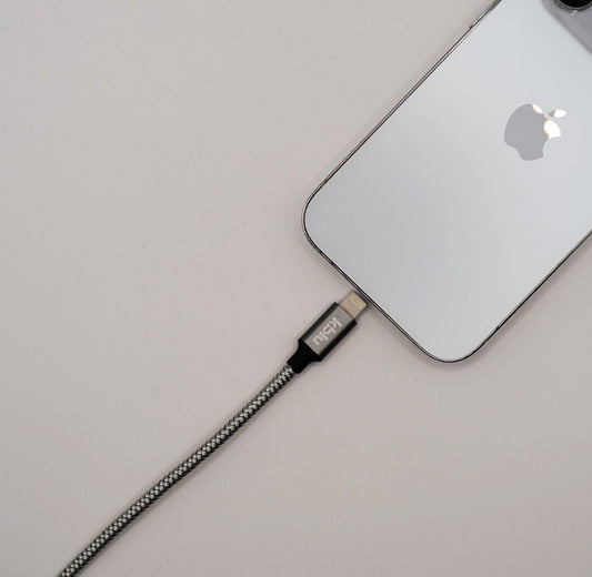 Cablu Lightning KBLU Essential conectat la iPhone