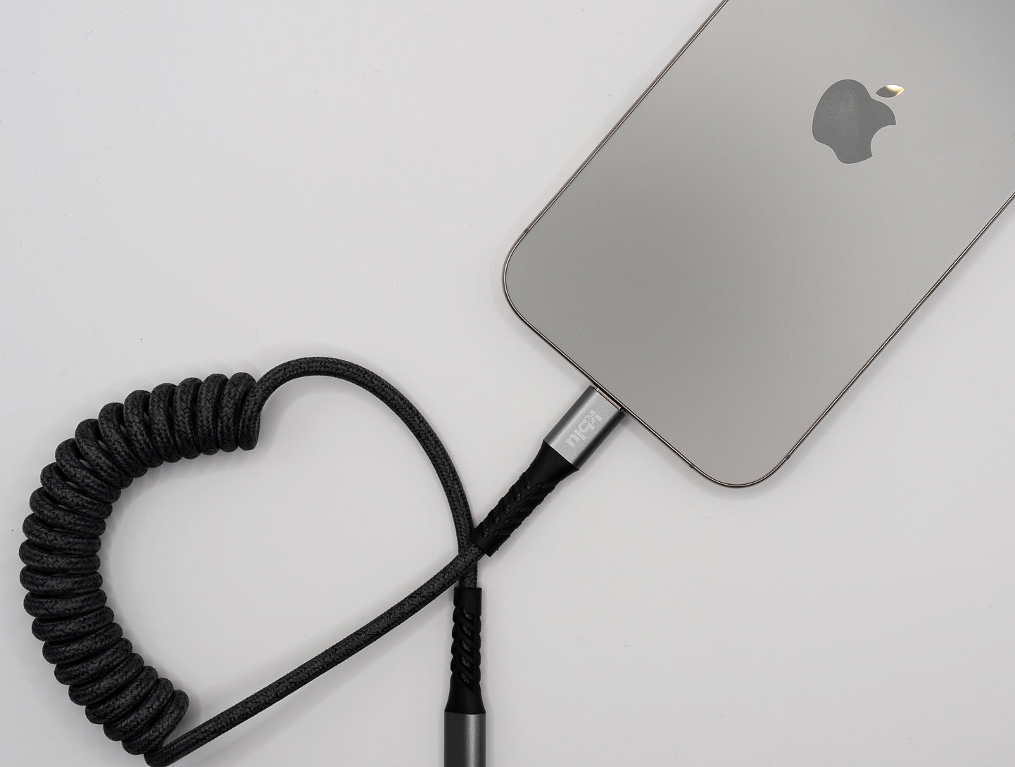 Cablu KBLU Loop conectat la iPhone