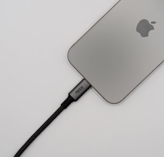 Cablu USB-C KBLU Pro conectat la iPhone