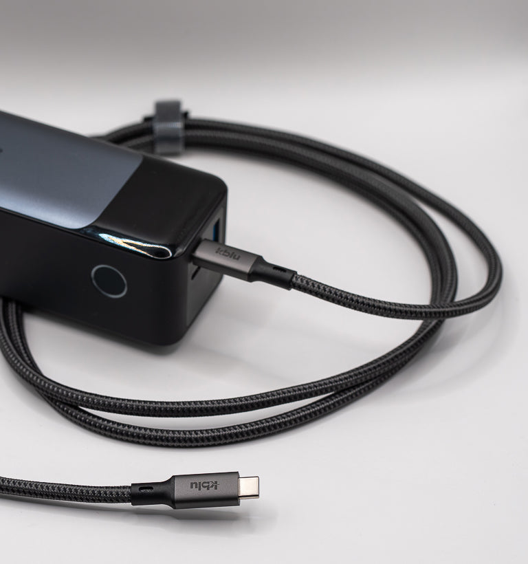 Cablu USB-C KBLU Pro conectat la power bank